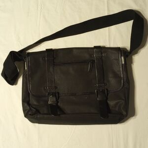 Kenneth Cole Reaction Messenger Bag